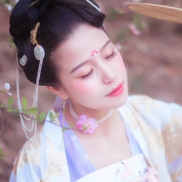 繁花浪漫带团扇女生头像，唯美古风真人头像