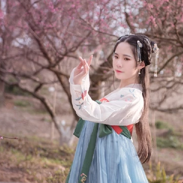 优雅粉花带团扇女生头像，唯美古风真人头像