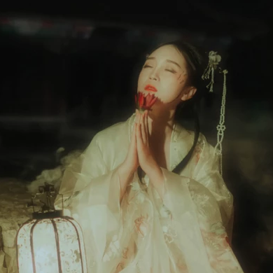 月夜莲灯女生头像，唯美古风真人头像