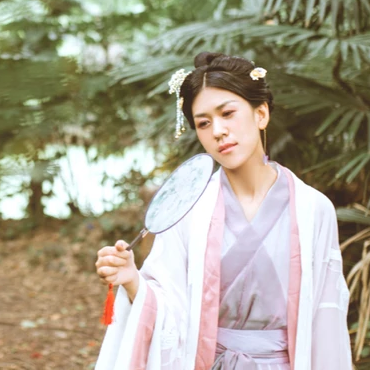 简约带团扇女生头像，唯美古风真人头像