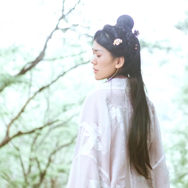简约带团扇女生头像，唯美古风真人头像