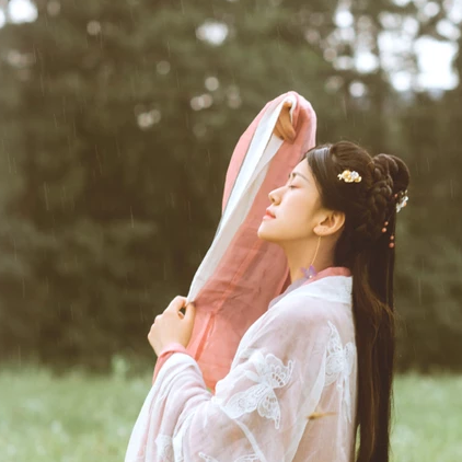 简约带团扇女生头像，唯美古风真人头像