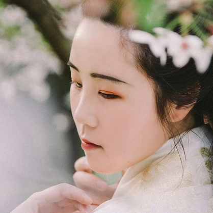 樱落漫天女生头像，唯美古风真人头像