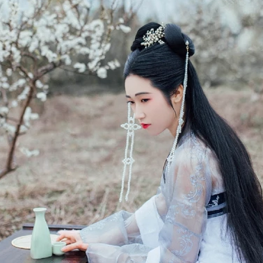 漫山花落带团扇女生头像，唯美古风真人头像