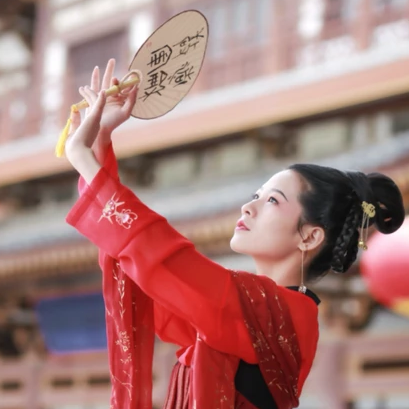 大唐红裳带伞女生头像，唯美古风真人头像