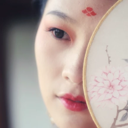 大唐红裳带伞女生头像，唯美古风真人头像