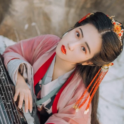 暮雪赏花弹琴女生头像，唯美古风真人头像