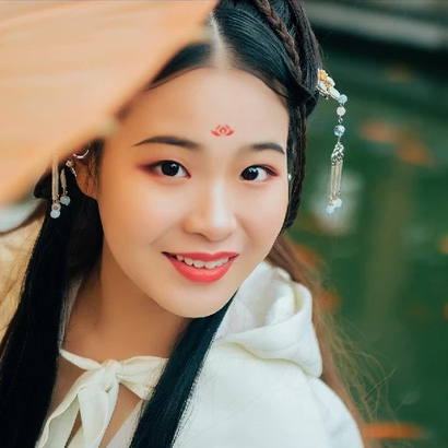 超萌可爱带团扇女生头像，唯美古风真人头像