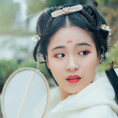 超萌可爱带团扇女生头像，唯美古风真人头像
