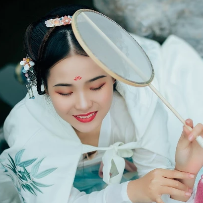 超萌可爱带团扇女生头像，唯美古风真人头像