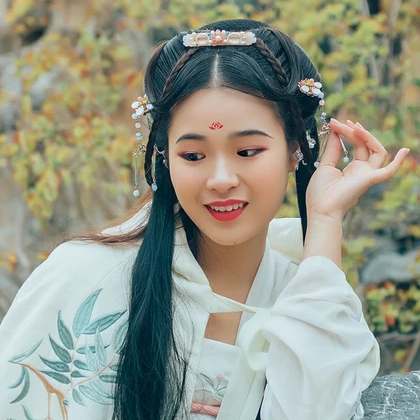 超萌可爱带团扇女生头像，唯美古风真人头像