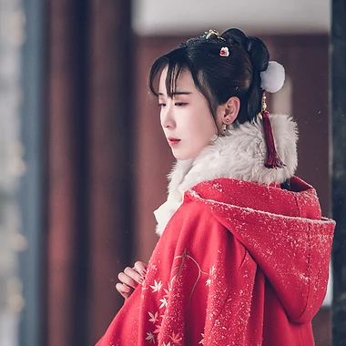 身红披风持伞赏雪女生头像，唯美古风真人头像