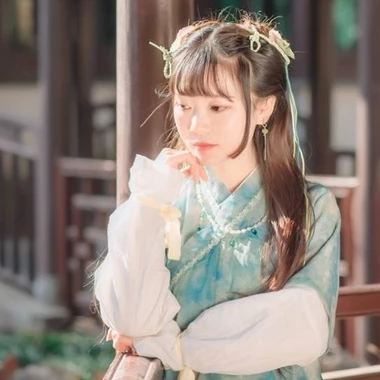 淡绿清新带团扇女生头像，唯美古风真人头像