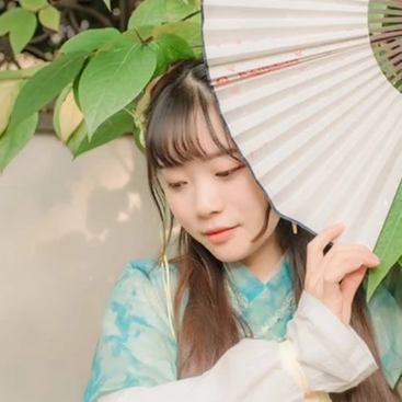 淡绿清新带团扇女生头像，唯美古风真人头像