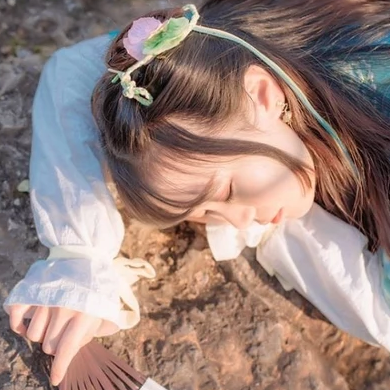 淡绿清新带团扇女生头像，唯美古风真人头像