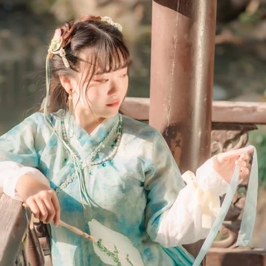 淡绿清新带团扇女生头像，唯美古风真人头像