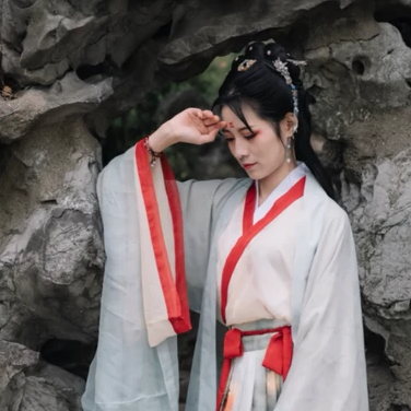 文艺春风女生头像，唯美古风真人头像