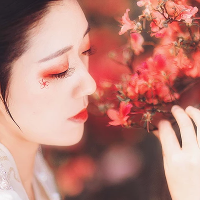 枫叶白衣带团扇女生头像，唯美古风真人头像