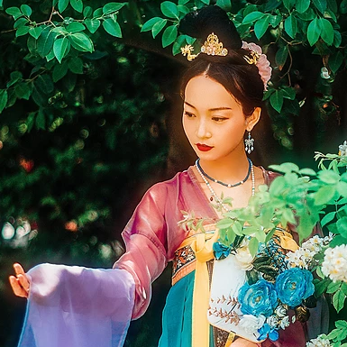 多彩花团扇女生头像，唯美古风真人头像