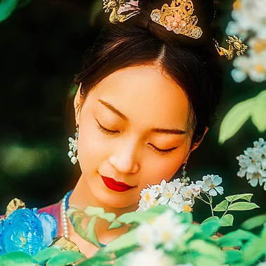 多彩花团扇女生头像，唯美古风真人头像