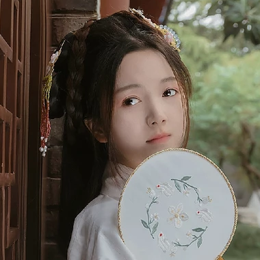甜美可爱带伞团扇女生头像，唯美古风真人头像