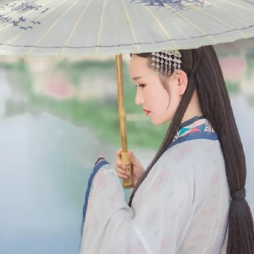 持扇掩面女生头像：唯美古风真人头像