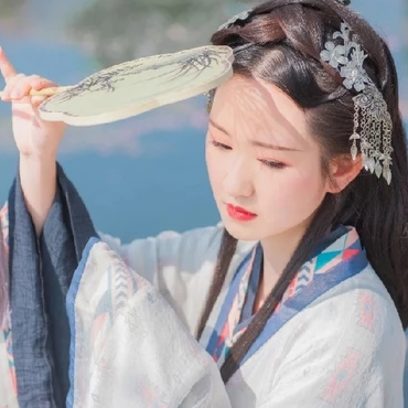 持扇掩面女生头像：唯美古风真人头像