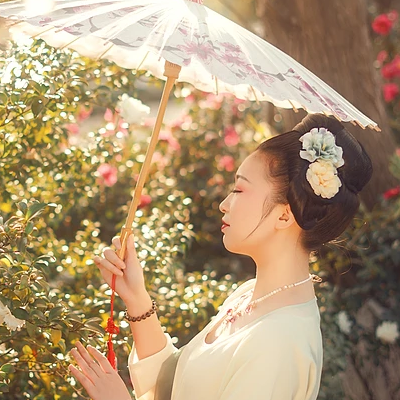 娇艳红花带团扇女生头像：唯美古风真人头像