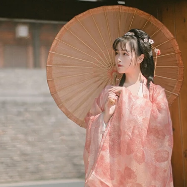 文艺粉纱裙带伞女生头像，唯美古风真人头像