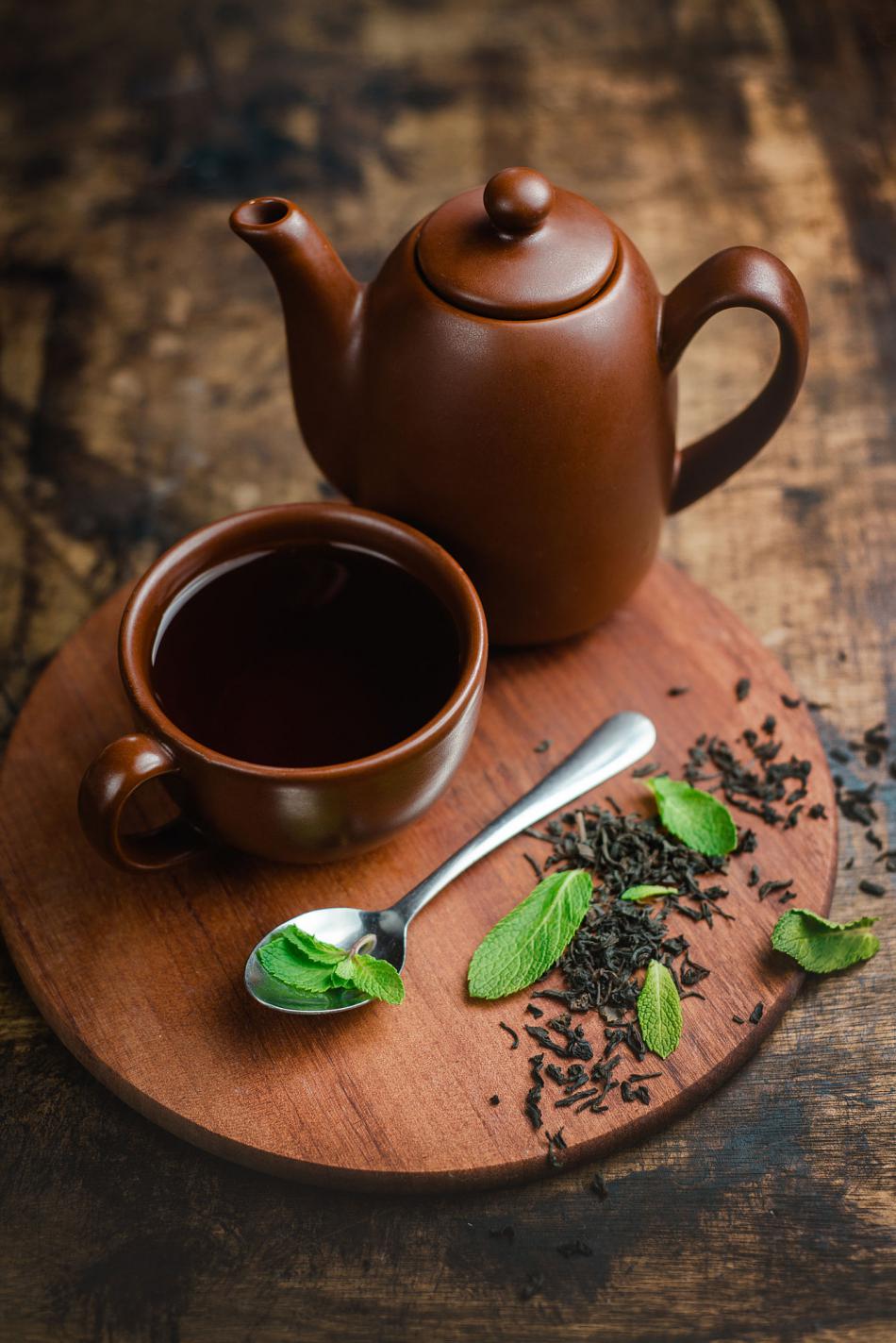 一壶泡一杯薄荷茶图片