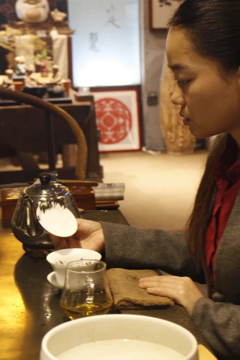 古典茶室美女泡茶品出茶的真谛和情趣 (4/24)