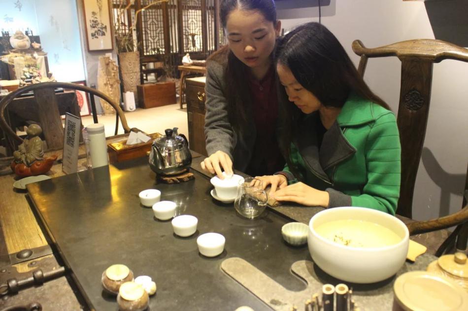 古典茶室美女泡茶品出茶的真谛和情趣 (9/24)
