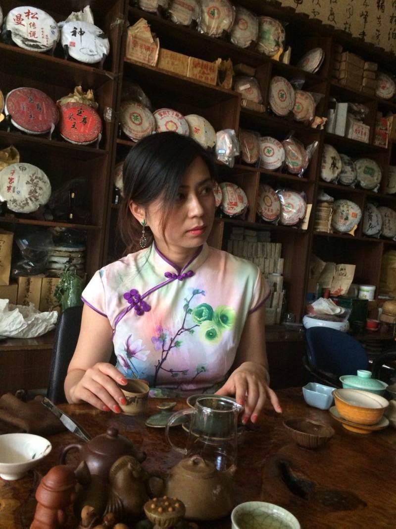 美女泡普耳茶图片