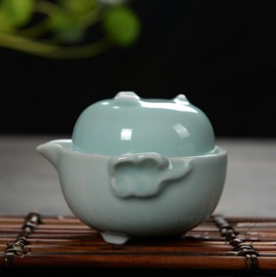 窑青花瓷茶具的图片