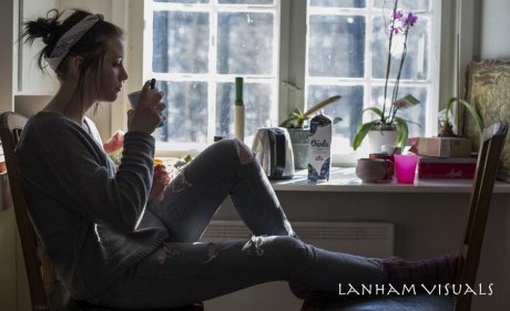 喝早茶的欧美美女图片