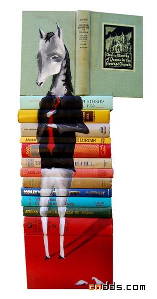 在书皮上绘画的艺术家 Mike Stilkey