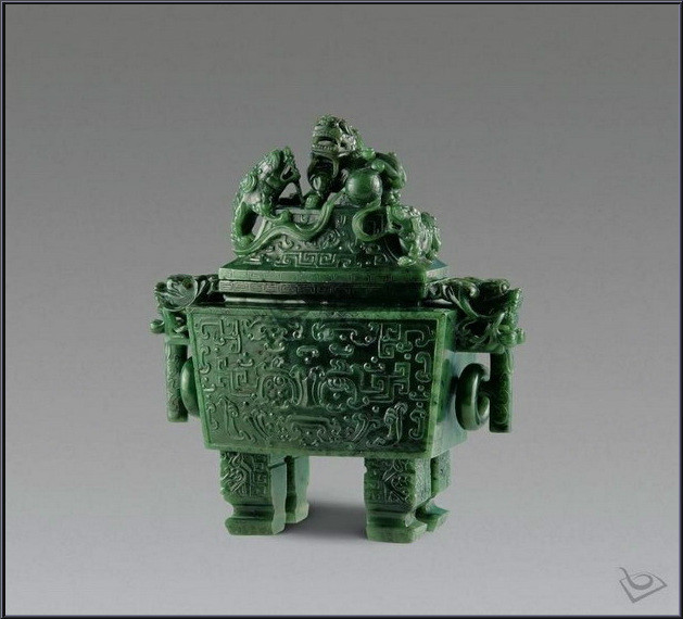 奢华精美的中国传统碧玉香炉