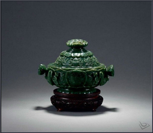 奢华精美的中国传统碧玉香炉
