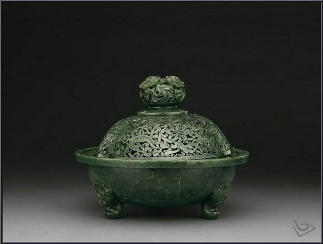 奢华精美的中国传统碧玉香炉