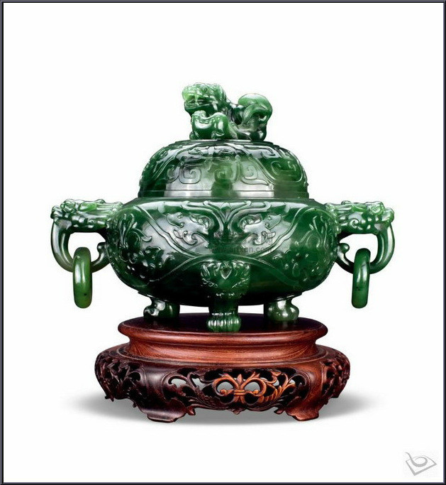 奢华精美的中国传统碧玉香炉