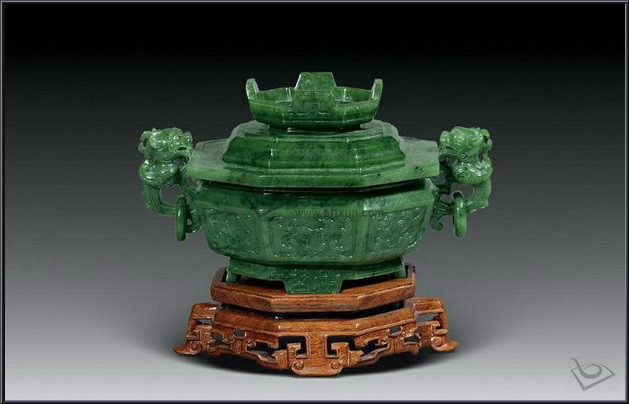 奢华精美的中国传统碧玉香炉
