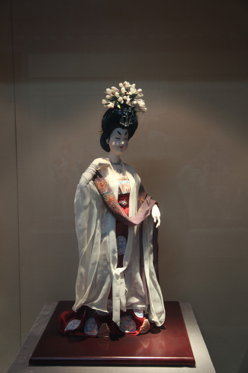 优美的传统绢人艺术作品
