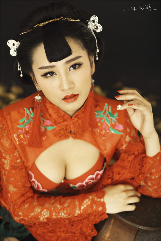 开窗中国风喜庆美女摄影艺术