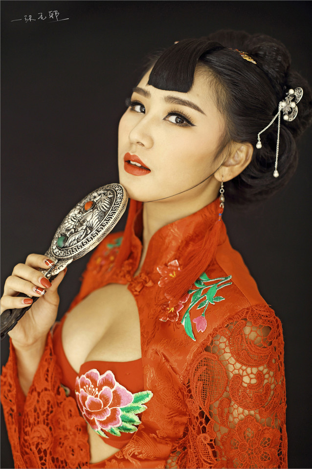 开窗中国风喜庆美女摄影艺术
