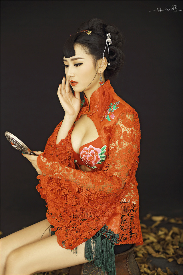 开窗中国风喜庆美女摄影艺术