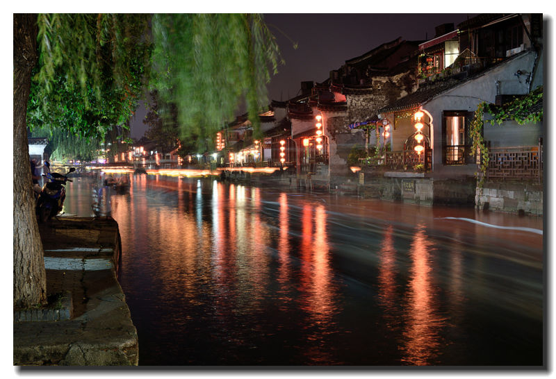 江南古镇夜雨廊桥美景摄影