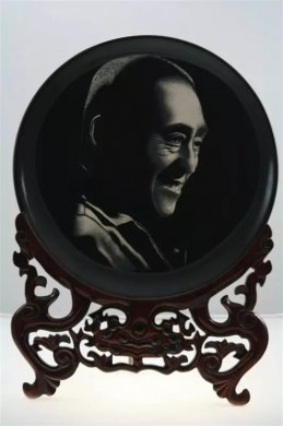 精美的人物主题中国炭精画 