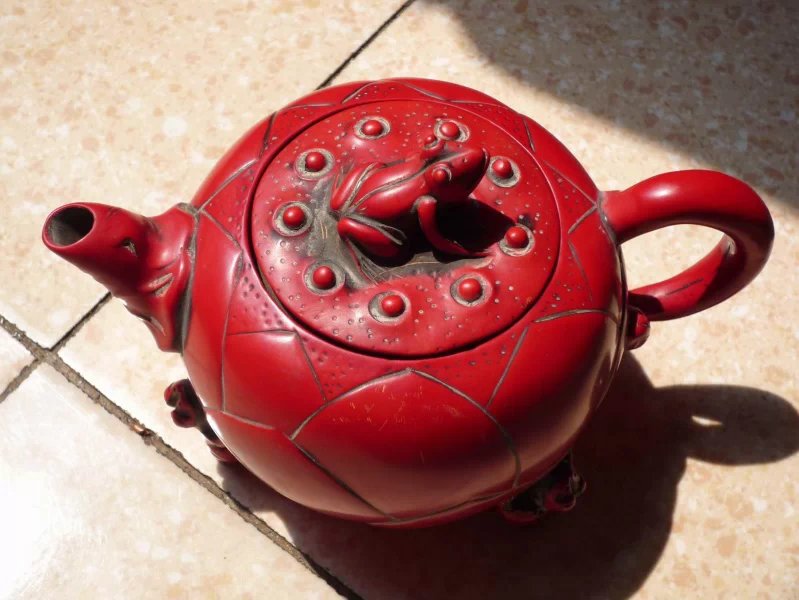 古朴精致的中国传统紫砂壶