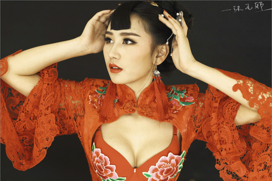 开窗中国风喜庆美女摄影艺术