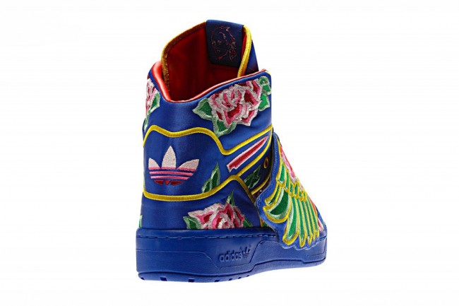 adidas色彩艳丽的刺绣图案
